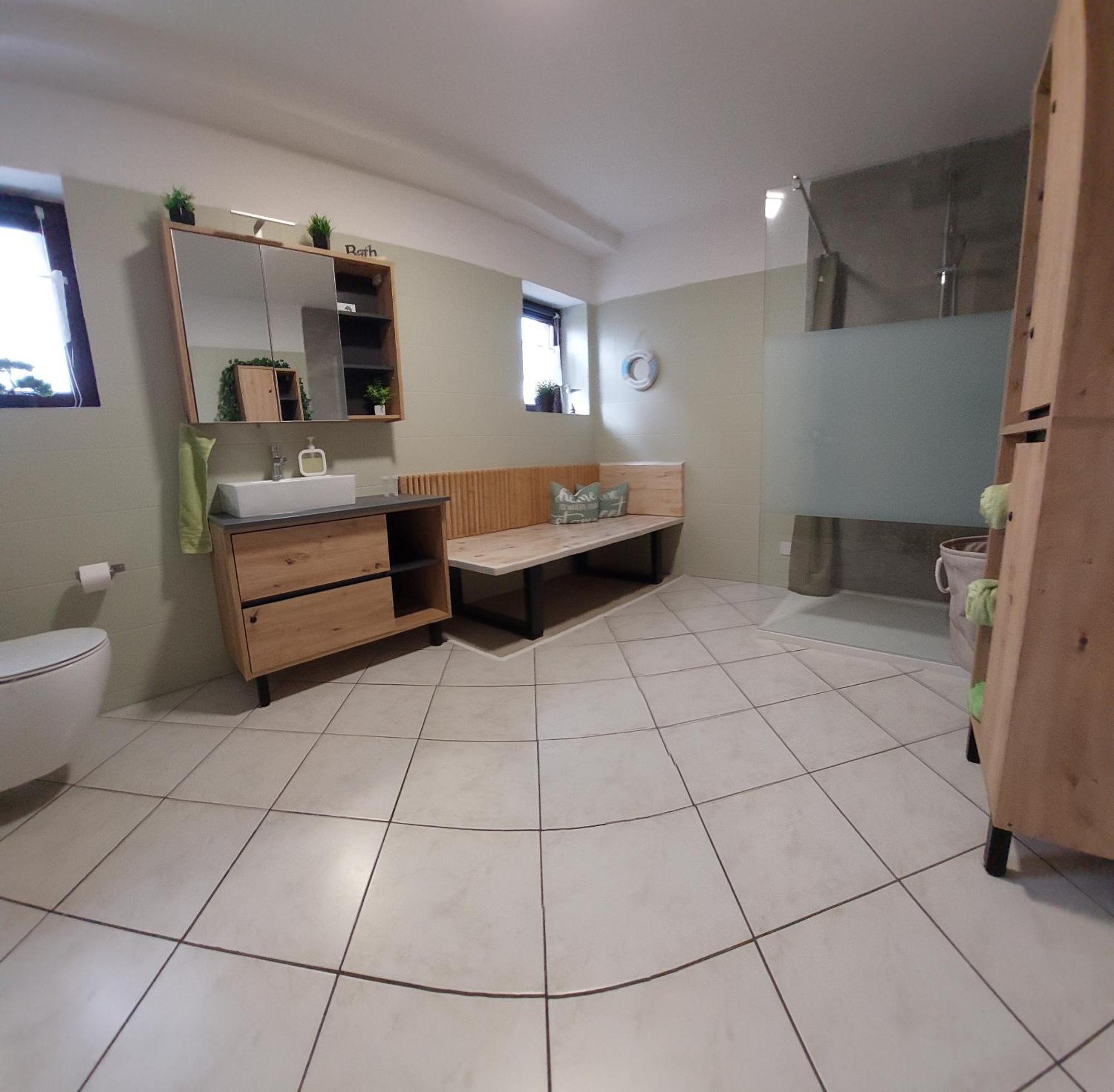Ganze Ferienwohnung 5 Km Von Erfurt, Mit Kaffeevollautomat, Tv, Wlan, Boxspringbett, Schlafsofa Und Einkaufsmoeglichkeiten, Sehr Gute Anbindung Zur A71 Und A4, Kostenloser Oeff Parkplatz Fuer Pkw Und Transporter Elxleben Экстерьер фото